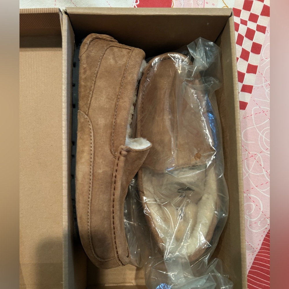 Men’s ascot UGG slippers size 8
